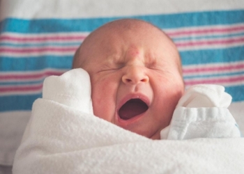 Bébé pleure dans son sommeil : que faire ?